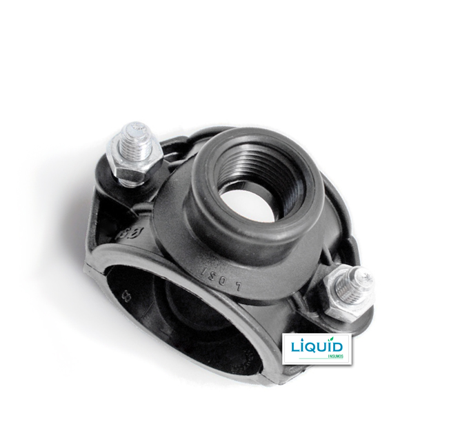 Montura para riego instalada en tubería PVC